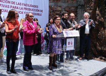 La jefa de Gobierno calificó como un gran logro el “Acuerdo de Facilidades Administrativas para la Producción de Vivienda Social Pública y/o Asequible”, porque “rompe los muros burocráticos”. FOTO: Especial