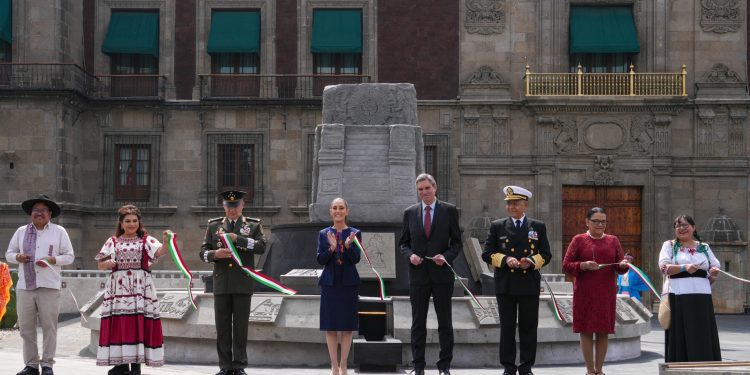 Al participar en la conmemoración de los 700 años de la Fundación de México-Tenochtitlán, la jefa de Gobierno, Clara Brugada Molina aseguró que el legado de la civilización mexica sigue vivo en la historia, la cultura y la memoria colectiva del pueblo mexicano. FOTO: Especial
