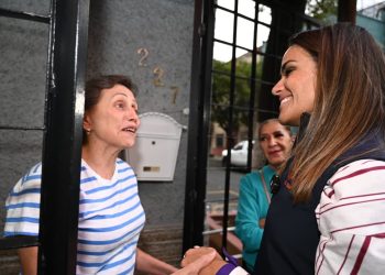 La jornada Alcaldía en tus manos llegó a la colonia Ampliación Asturias, donde la alcaldesa Alessandra Rojo de la Vega, acompañada de su equipo de directores generales, recorrió calles y visitó hogares para escuchar y atender directamente a vecinas y vecinos. FOTO: Especial