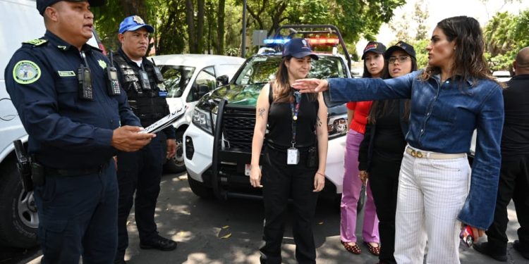 La Alcaldesa de Cuauhtémoc, Alessandra Rojo de la Vega, supervisó en la primera sección de Tlatelolco un operativo conjunto de la Dirección General de Seguridad Ciudadana de la demarcación con la Subsecretaría de Control de Tránsito, enfocado en la recuperación de espacios públicos en Insurgentes Norte y Ricardo Flores Magón, así como en la seguridad de los habitantes del conjunto habitacional.