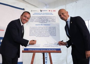 Con el objeto de fortalecer la seguridad en Cuajimalpa y la capacidad de respuesta ante emergencias, el Alcalde Carlos Orvañanos Rea y Salvador Guerrero Chiprés, Coordinador General del Centro de Comando, Control, Cómputo, Comunicaciones y Contacto Ciudadano de la Ciudad de México (C5) firmaron un convenio de colaboración. FOTOS: Especial