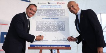 Con el objeto de fortalecer la seguridad en Cuajimalpa y la capacidad de respuesta ante emergencias, el Alcalde Carlos Orvañanos Rea y Salvador Guerrero Chiprés, Coordinador General del Centro de Comando, Control, Cómputo, Comunicaciones y Contacto Ciudadano de la Ciudad de México (C5) firmaron un convenio de colaboración. FOTOS: Especial