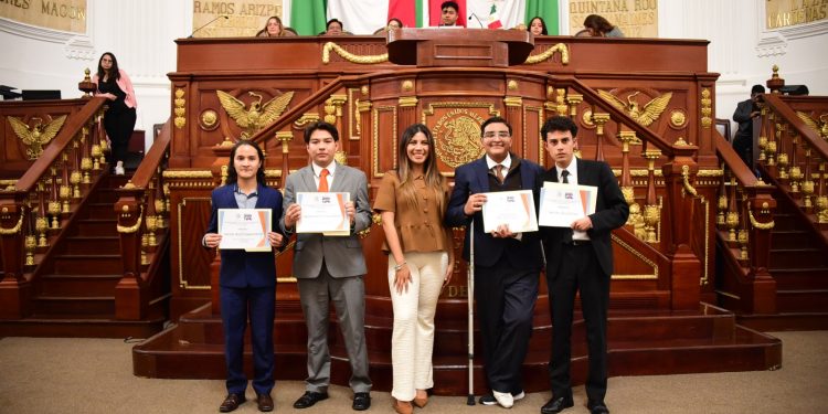 Con la aprobación de dos acuerdos y ocho dictámenes, concluyó el Primer Parlamento de las Personas Jóvenes del Congreso de la Ciudad de México III Legislatura, el cual contó con la participación de 66 diputadas y diputados juveniles y 20 suplentes. FOTO: Especial