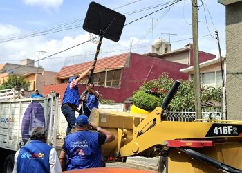 Una de las tareas permanentes que tiene la alcaldía es la recuperación del espacio público, por ello, el retiro de objetos que obstruyen la calle es un trabajo recurrente, así como el de informar a la ciudadanía que las banquetas y el arroyo vehicular deben estar libres para el tránsito vehicular o peatonal, pues el frente de las viviendas no es propiedad privada.