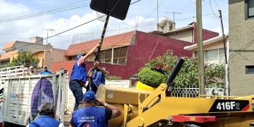 Una de las tareas permanentes que tiene la alcaldía es la recuperación del espacio público, por ello, el retiro de objetos que obstruyen la calle es un trabajo recurrente, así como el de informar a la ciudadanía que las banquetas y el arroyo vehicular deben estar libres para el tránsito vehicular o peatonal, pues el frente de las viviendas no es propiedad privada.