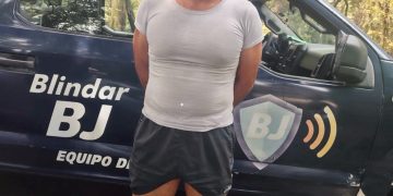 La Dirección de Seguridad Ciudadana y Prevención del Delito de la Alcaldía Benito Juárez, elementos de BlindarBJ 360• en coordinación con la Secretaría de Seguridad Ciudadana de la CDMX, vecinos y usuarias del Parque Arboledas, logró la detención de un individuo señalado por hostigar sexualmente y amenazar a mujeres y usuarios de la zona. FOTO: Alcaldía BJ