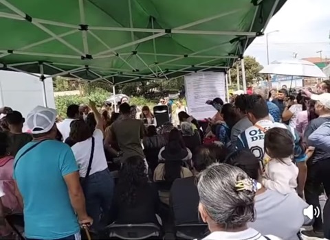 El diputado federal de Morena, Víctor Hugo Lobo, realizó este domingo una asamblea, donde fue abucheado por los vecinos que le gritaban “¡fuera Lobo!”, “¡fuera Lobo!”.