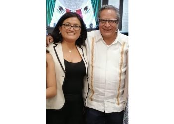 Nos cuentan vecinos de aquella demarcación que Sandra Cardona mira para otro lado ante evidentes violaciones legales de empresas constructoras, lo que podría hacerla responsable en hechos de corrupción. Sin embargo, cuenta con la protección de Alejandro Ojeda, esposo de la alcaldesa morenista Aleida Alavez. FOTO: Facebook / Aleida Alavez