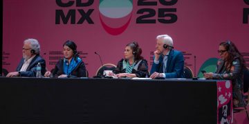 Desde el Teatro de la Ciudad de México “Esperanza Iris”, la mandataria capitalina, expresó que las acciones y proyectos deben de salir del conversatorio existente del Congreso, pues solo así se construirá una red de unidad entre naciones. FOTO: Especial