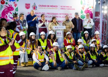 Por tercera vez en 11 meses de su administración –fracasó en las dos anteriores–, la jefa de Gobierno, Clara Brugada lanza un plan para tapar cientos de miles de baches, sólo que esta ocasión ya no le llamará “bachetón”, sino un nombre pomposo: “Programa Integral de Mantenimiento de la Carpeta Asfáltica”. FOTO: Especial