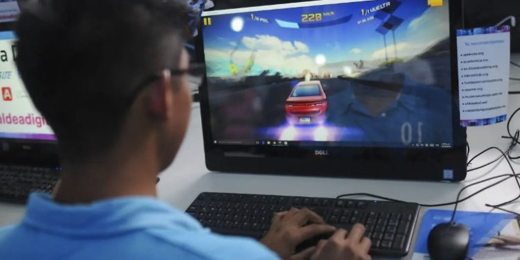 El Congreso de la Ciudad de México aprobó el dictamen a la iniciativa ante el Congreso de la Unión por el que se propone reformar la fracción V del artículo 5, y adicionar una fracción V Bis al artículo 5 de Ley General de Cultura Física y Deporte, para incluir a los eSports como parte de esta normatividad. FOTO: Diego Simón Sánchez / Cuartoscuro