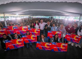 Orvañanos entrega 'tarjeta madre' a jefas de familia de Cuajimalpa. FOTOS: Especial
