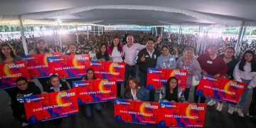 Orvañanos entrega 'tarjeta madre' a jefas de familia de Cuajimalpa. FOTOS: Especial