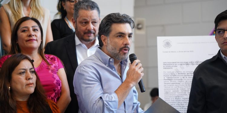 El presidente de la Junta de Coordinación Política (Jucopo) del Congreso de la Ciudad de México, Jesús Sesma califica como un “hecho histórico” que su partido haya encabezado por vez primera dicho órgano de gobierno, en el que destacó la generación de aproximadamente 55 acuerdos, la mayoría por unanimidad, en este primer año de la III Legislatura. FOTO: Especial