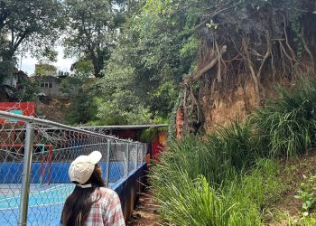 Debido a las intensas lluvias, decena de familias que construyeron sus viviendas en la zona de barrancas en la Alcaldía Álvaro Obregón se encuentran en peligro de sufrir algún deslave o desbordamiento de tierra, por lo que sus habitantes solicitan la ayuda del Gobierno capitalino para tener seguridad en su hogar y mantener su patrimonio.  FOTO: Especial