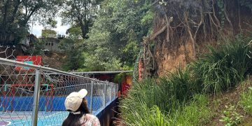 Debido a las intensas lluvias, decena de familias que construyeron sus viviendas en la zona de barrancas en la Alcaldía Álvaro Obregón se encuentran en peligro de sufrir algún deslave o desbordamiento de tierra, por lo que sus habitantes solicitan la ayuda del Gobierno capitalino para tener seguridad en su hogar y mantener su patrimonio.  FOTO: Especial