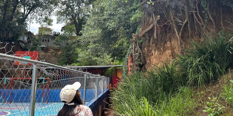Debido a las intensas lluvias, decena de familias que construyeron sus viviendas en la zona de barrancas en la Alcaldía Álvaro Obregón se encuentran en peligro de sufrir algún deslave o desbordamiento de tierra, por lo que sus habitantes solicitan la ayuda del Gobierno capitalino para tener seguridad en su hogar y mantener su patrimonio.  FOTO: Especial