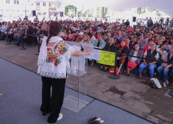 Con un aplauso muy desangelado, cientos de acarreados recibieron a la jefa de Gobierno en la Unidad Habitacional Infonavit Iztacalco, donde presentó su programa “Otoch para el Mejoramiento de las Unidades Habitacionales”. FOTO: Especial