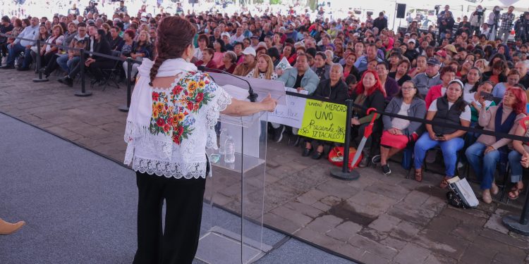 Con un aplauso muy desangelado, cientos de acarreados recibieron a la jefa de Gobierno en la Unidad Habitacional Infonavit Iztacalco, donde presentó su programa “Otoch para el Mejoramiento de las Unidades Habitacionales”. FOTO: Especial