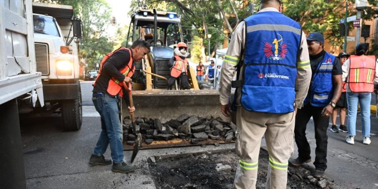 Trabajadoras y trabajadores de todas las áreas del Gobierno que encabeza Alessandra Rojo de la Vega, llevaron a cabo labores de mantenimiento del espacio público en la colonia Juárez, como parte de una nueva edición de 'Limpia Cuauhtémoc'. FOTOS: Especial