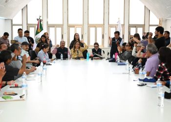 Tras las protestas registradas este viernes por parte de trabajadores de la Alcaldía Cuauhtémoc, la alcaldesa Alessandra Rojo de la Vega, acompañada por su Gabinete, se presentó ante alrededor de 200 empleados quienes se encontraban concentrados en la explanada de la demarcación y posteriormente, sostuvo una reunión con la representación sindical de los inconformes. FOTO: Especial