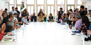 Tras las protestas registradas este viernes por parte de trabajadores de la Alcaldía Cuauhtémoc, la alcaldesa Alessandra Rojo de la Vega, acompañada por su Gabinete, se presentó ante alrededor de 200 empleados quienes se encontraban concentrados en la explanada de la demarcación y posteriormente, sostuvo una reunión con la representación sindical de los inconformes. FOTO: Especial