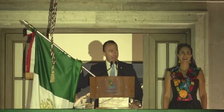 El alcalde de Cuajimalpa, Carlos Orvañanos Rea prefirió ser muy tradicional en las arengas del Grito de Independencia, ante unas 3 mil personas que se dieron cita en la explanada de la Alcaldía.