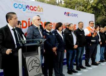 Giovani Gutiérrez encabezó la ceremonia cívica en el centro de Coyoacán, donde se depositó una ofrenda floral, se izó la bandera a media asta y se guardó un minuto de silencio con el puño derecho en alto, en memoria de quienes perdieron la vida en los sismos de 1985 y 2017. FOTOS: Especial