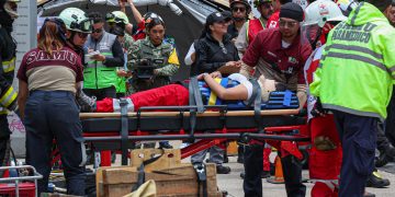 La jefa de Gobierno de la Ciudad de México, Clara Brugada Molina, encabezó la presentación del informe del Segundo Simulacro Nacional 2025, mismo que se realizó con éxito en toda la capital del país, pues contó con la participación de 8.1 millones de ciudadanos y 25 mil 354 inmuebles registrados, lo que representa cifras históricas en este tipo de ejercicios preventivos. FOTO: Especial