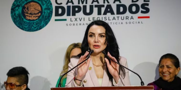 Desde la Cámara de Diputados, Morena ya perfiló a dos de sus diputadas como aspirantes para alcaldesas. En la bancada de Morena quisieron tumbar de la vicecoordinación a Gabriela Jiménez, pero el coordinador, Ricardo Monreal, prefirió inventarle una tercera vicecoordinación a Dolores Padierna. FOTO: Especial