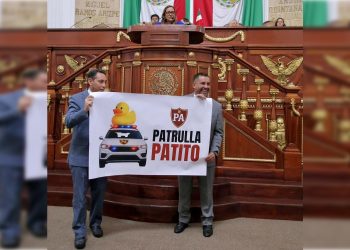 También lo exhibieron de violentar diversas normas con eso de su “patrulla patito”: usurpa funciones del Ejecutivo, pues se presenta como “verificador anticorrupción” lo que es un engaño. FOTO: Especial