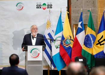 La designación presidencial de Alejandro Encinas como embajador de México ante la Organización de Estados Americanos (OEA) es sin duda un exilio dorado, que le cae como anillo al dedo, pues en un año al frente de la Secretaría de Planeación, Ordenamiento Territorial y Coordinación Metropolitana, no dio resultados. FOTO: Especial