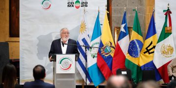 La designación presidencial de Alejandro Encinas como embajador de México ante la Organización de Estados Americanos (OEA) es sin duda un exilio dorado, que le cae como anillo al dedo, pues en un año al frente de la Secretaría de Planeación, Ordenamiento Territorial y Coordinación Metropolitana, no dio resultados. FOTO: Especial