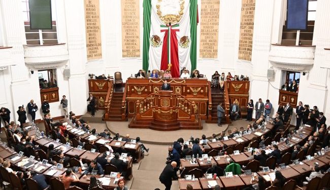 Otra vez, en el Congreso de la Ciudad de México reviven la añeja propuesta –fracasada varias veces, desde que era ALDF– de sacar de las sesiones plenarias a los medios de comunicación, como si los legisladores tuvieran pláticas oscuras e inconfesables y temieran que los periodistas se enteren. FOTO: Especial