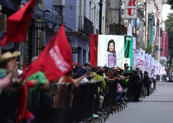 Otra vez se evidencia el falso el discurso cercanía con el pueblo. La jefa de Gobierno, Clara Brugada, al estilo del más recalcitrante viejo priísmo 'gandalla', tomó las calles aledañas al Congreso de la Ciudad de México y puso sus reglas al interior del Recinto. FOTO: Especial