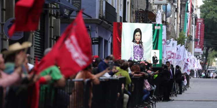 Otra vez se evidencia el falso el discurso cercanía con el pueblo. La jefa de Gobierno, Clara Brugada, al estilo del más recalcitrante viejo priísmo 'gandalla', tomó las calles aledañas al Congreso de la Ciudad de México y puso sus reglas al interior del Recinto. FOTO: Especial