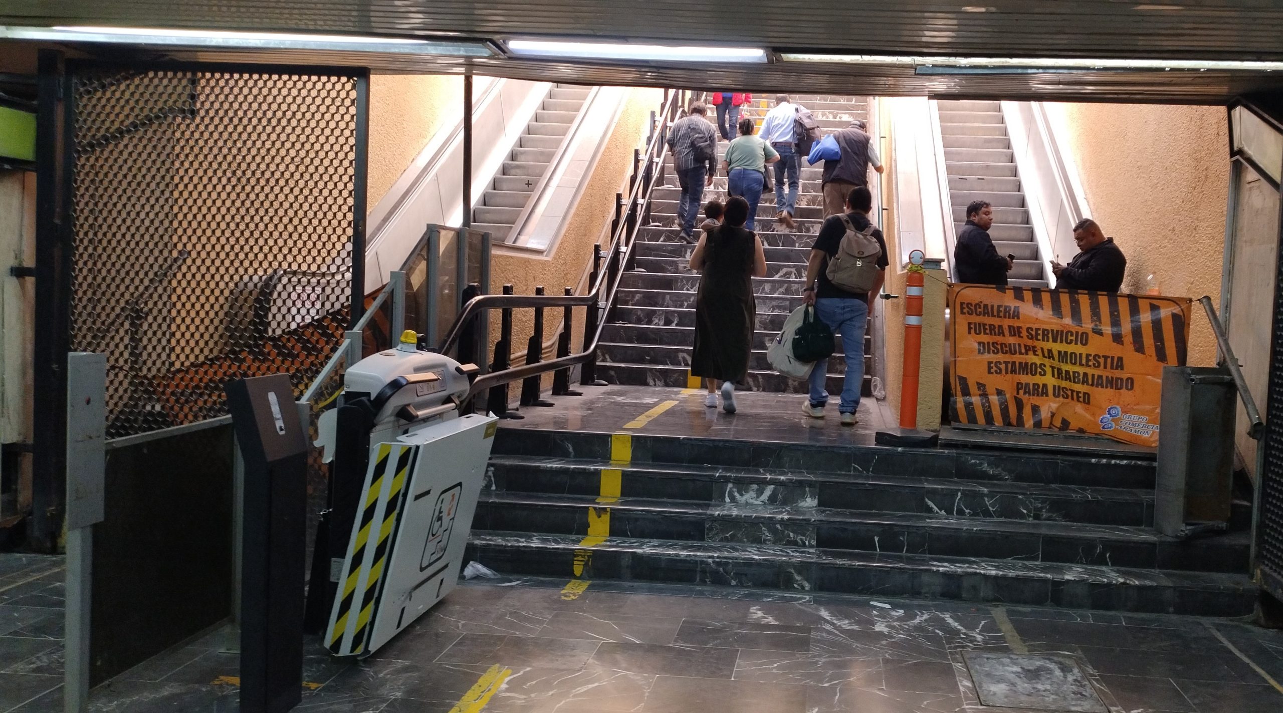 Es la salida del Metro hacia el Hospital S-XXI, no funcionan las escaleras eléctricas ni el elevador para sillas de ruedas.