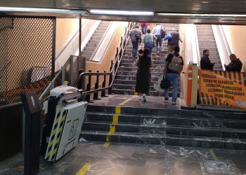 Cómo les van a interesar unas escaleras eléctricas, si hay cosas más críticas: en el Hospital de Especialidades de ahí los quirófanos están subutilizados por falta de personal médico y de enfermería. ¡Pero qué tal para los aviadores de Zoé! FOTO: CDMX Magacín