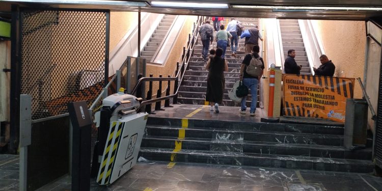 Cómo les van a interesar unas escaleras eléctricas, si hay cosas más críticas: en el Hospital de Especialidades de ahí los quirófanos están subutilizados por falta de personal médico y de enfermería. ¡Pero qué tal para los aviadores de Zoé! FOTO: CDMX Magacín