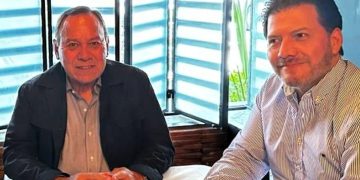 En vez de andar pagando desplegados con dinero de incierta procedencia, el enterrador del PRD, Jesús Zambrano y su paje, el diputado de Morena, Víctor Hugo Lobo, deberían de cooperar para atrapar a quien resulte responsable del feminicidio en la sede del PRD en Cuajimalpa, pues gente de ellos tenía invadido ese inmueble cuando ocurrió el lamentable suceso. FOTO: X / Jesús Zambrano