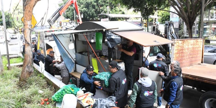 Con el objetivo de mantener el orden y la seguridad en las calles de la alcaldía Benito Juárez, el Gobierno del alcalde Luis Mendoza realizó diversos operativos para la recuperación del espacio público en coordinación con elementos de Blindar BJ360° y el apoyo de las áreas de Servicios Urbanos y Jurídica y Gobierno y Vía Pública. FOTO: Especial