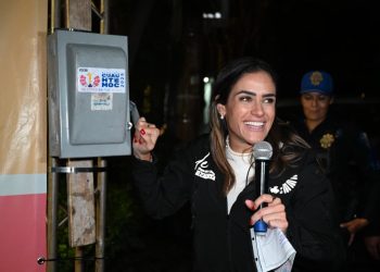 En la colonia Condesa, la alcaldesa Alessandra Rojo de la Vega encabezó el encendido simbólico y la entrega de 467 luminarias, que permitirán iluminar 9.87 kilómetros de vialidades y áreas comunes. FOTO: Especial