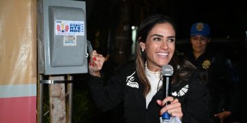 En la colonia Condesa, la alcaldesa Alessandra Rojo de la Vega encabezó el encendido simbólico y la entrega de 467 luminarias, que permitirán iluminar 9.87 kilómetros de vialidades y áreas comunes. FOTO: Especial