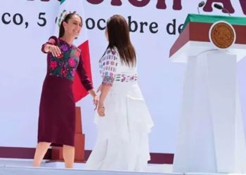 El día que Clara Brugada cumplió su primer año como jefa de Gobierno de la Ciudad de México, el pasado domingo, evidenció mayor debilidad, al tener que pronunciar un discurso que le impusieron en Palacio Nacional, en el que se rindió a los pies de la presidenta Claudia Sheinbaum. FOTO: Especial