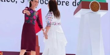 El día que Clara Brugada cumplió su primer año como jefa de Gobierno de la Ciudad de México, el pasado domingo, evidenció mayor debilidad, al tener que pronunciar un discurso que le impusieron en Palacio Nacional, en el que se rindió a los pies de la presidenta Claudia Sheinbaum. FOTO: Especial