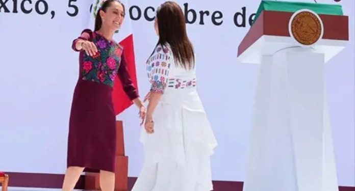 El día que Clara Brugada cumplió su primer año como jefa de Gobierno de la Ciudad de México, el pasado domingo, evidenció mayor debilidad, al tener que pronunciar un discurso que le impusieron en Palacio Nacional, en el que se rindió a los pies de la presidenta Claudia Sheinbaum. FOTO: Especial
