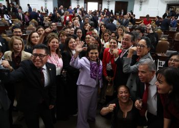 El principal impulsor para acabar con “el día del presidente” en 2006 fue Andrés Manuel López Obrador, quien como mandatario ya no revivió esa práctica banal del viejo priísmo recalcitrante. Pero en la Ciudad de México es al contrario: Clara Brugada, más que rendir cuentas o informar ante el Congreso, el domingo fue a que le aplaudieran, cual si fuera ‘el día de la jefa de Gobierno’. FOTO: Especial