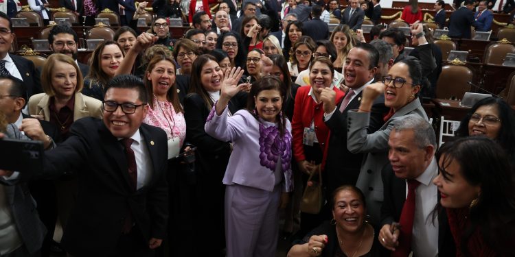 El principal impulsor para acabar con “el día del presidente” en 2006 fue Andrés Manuel López Obrador, quien como mandatario ya no revivió esa práctica banal del viejo priísmo recalcitrante. Pero en la Ciudad de México es al contrario: Clara Brugada, más que rendir cuentas o informar ante el Congreso, el domingo fue a que le aplaudieran, cual si fuera ‘el día de la jefa de Gobierno’. FOTO: Especial