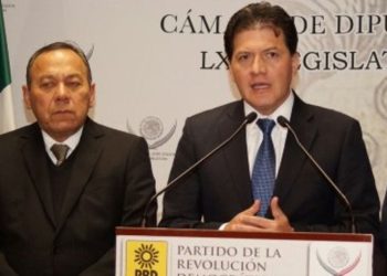 Como si se tratara del botín de un saqueo, Jesús Zambrano, el sepulturero del PRD nacional, y el diputado federal de Morena, Víctor Hugo Lobo ya se habían repartido los cargos en el PRD Ciudad de México que sí conservó su registro. FOTO: Especial