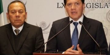 Como si se tratara del botín de un saqueo, Jesús Zambrano, el sepulturero del PRD nacional, y el diputado federal de Morena, Víctor Hugo Lobo ya se habían repartido los cargos en el PRD Ciudad de México que sí conservó su registro. FOTO: Especial